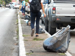 DSCN3682_22-02-2017_AsaNorte_W3_Calcada_Lixo_Pedestres_edit