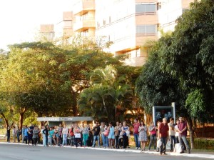 dscn2499_03-07-2015_asanorte_eixao_ponto-onibus_lotado_edit