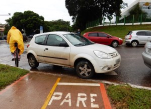 dscn5554_12-03-2015_asanorte_w5_uniceub_ciclovia_bicicleta_carro_bloqueio_chuva_selecao_edit3