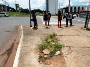 dscn8770_14-03-2016_eixomonumental_tcdf_calcada_destruida_edit