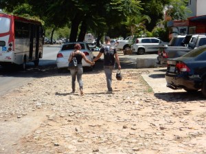 dscn9018_13-10-2015_asasul_w3_calcada_destruida_pedestres_carros_invasao_selecao_edit